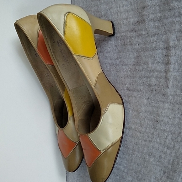 Vintage 1960s two Tone Brogue style heels 👠 - Picture 3 of 6